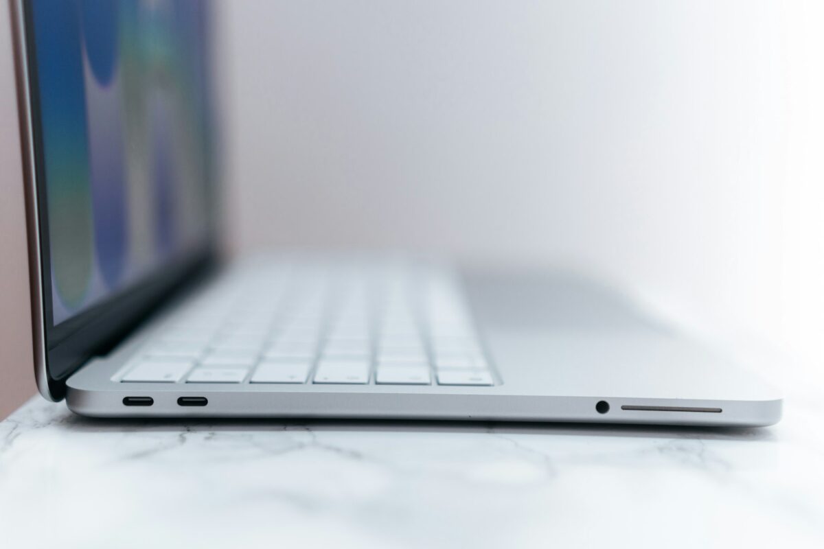 Профіль відкритого ноутбука: торець корпусу з портами USB-C і аудіороз’ємом