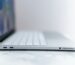 Профіль відкритого ноутбука: торець корпусу з портами USB-C і аудіороз’ємом